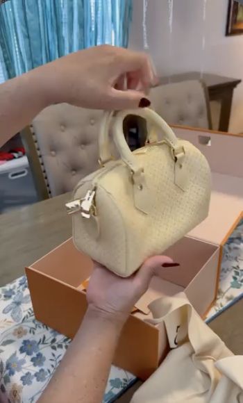 Cartera Louis Vuitton recibida por Yeraldin, fotograma de su video